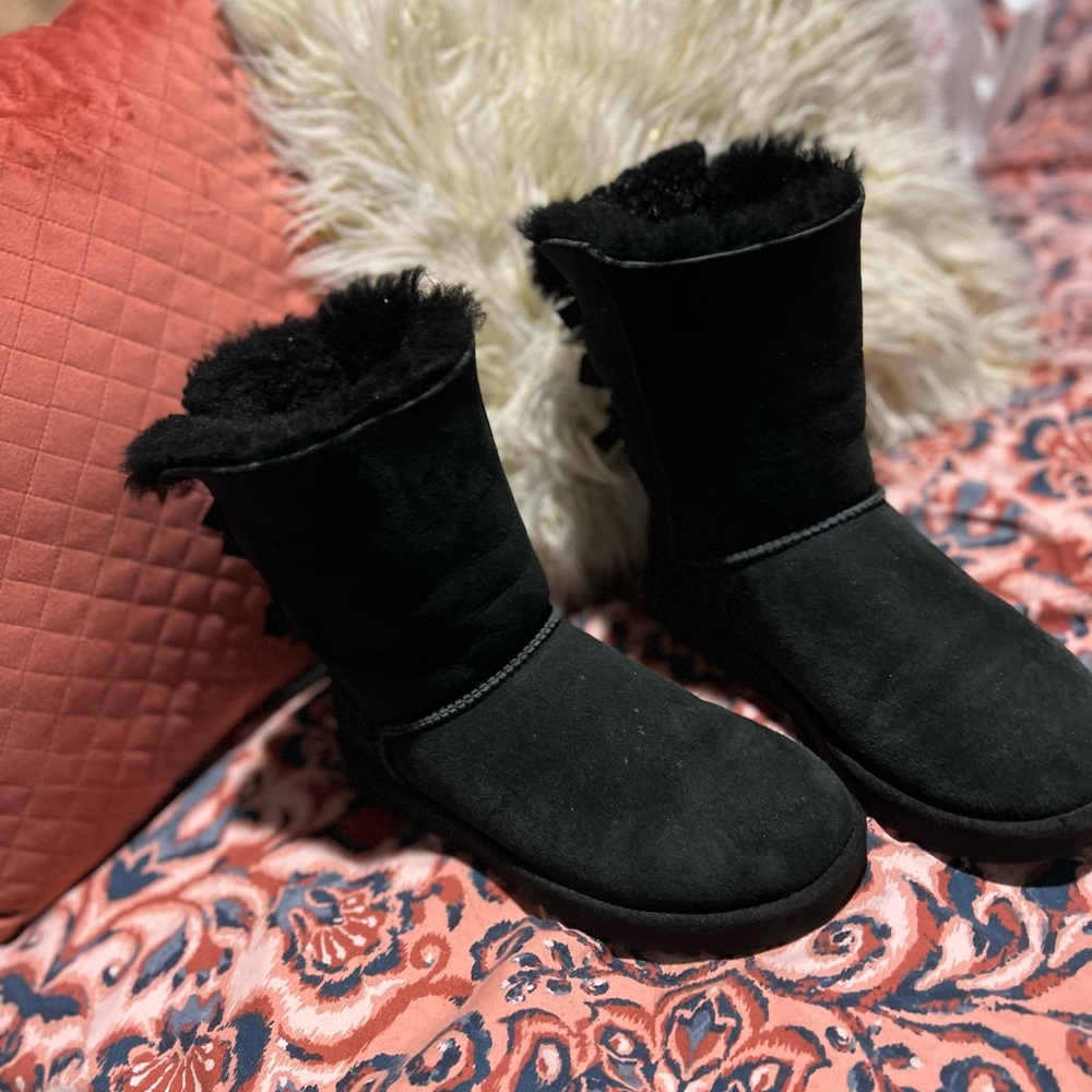 BLACK UGG BAILY BOW SIZE 7